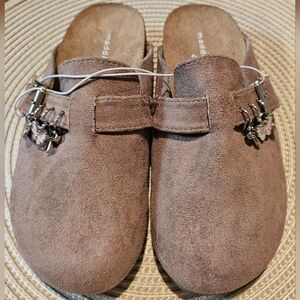 NWT Madden Girl Tan Kids Clogs with Charms